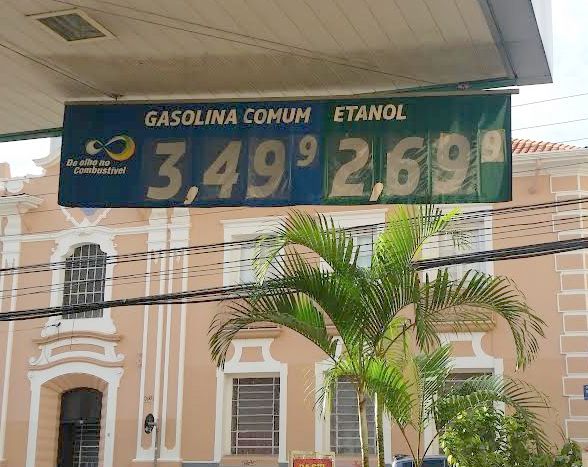 Gasolina está mais cara, mesmo com anúncio de que haveria redução nas refinarias