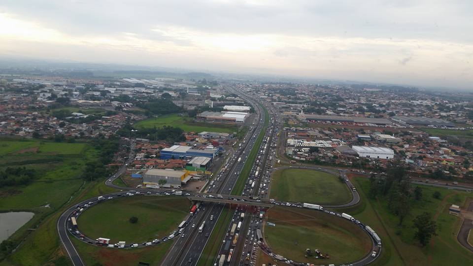 Queda de motociclista na Dom Pedro deixa congestionamento na Anhanguera
