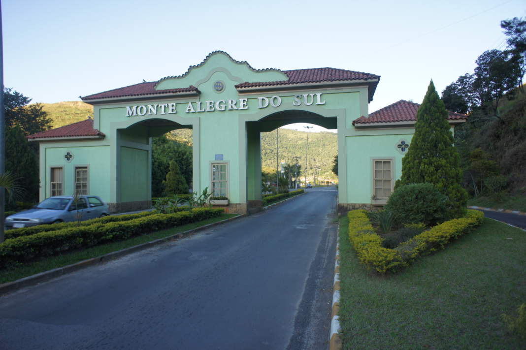 Prefeito de Monte Alegre do Sul decreta uma semana de feriado e causa insatisfação na população