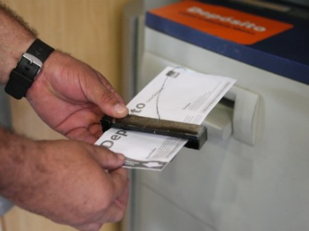 GM prende suspeito de pescar envelopes de depósitos bancários em caixas eletrônicos