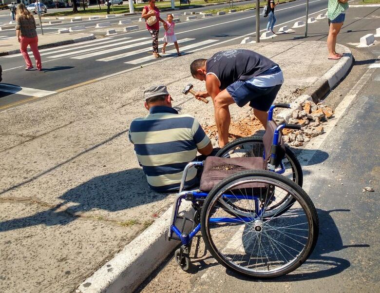 Quebrando parte de calçada, deficiente protesta contra falta de acessibilidade em Campinas