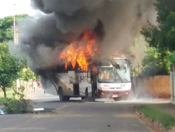 Moradores queimam ônibus em Artur Nogueira revoltados com a morte de jovem