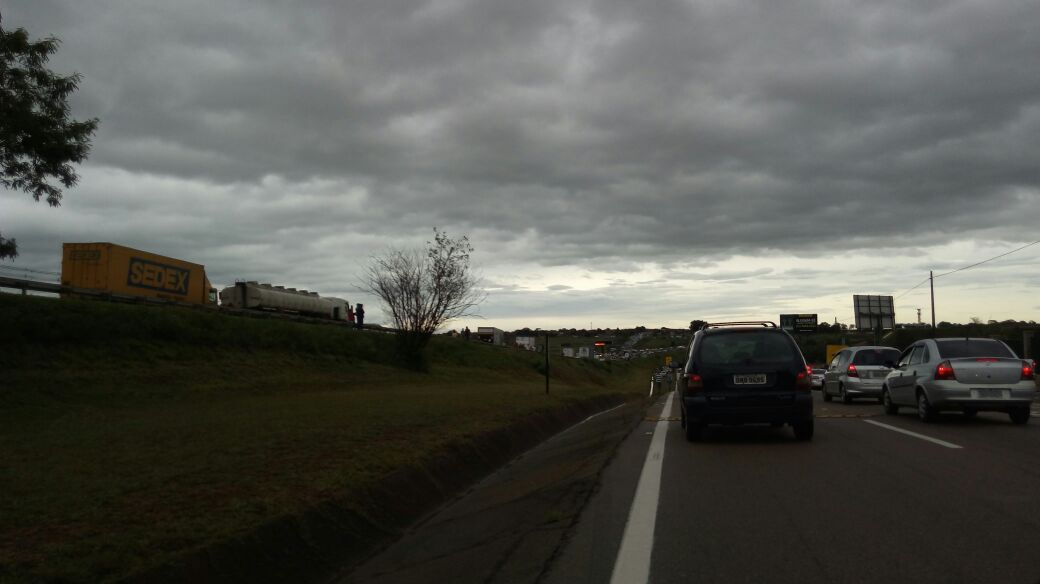 Rodovia Santos Dumont registra lentidão próximo ao Trevo Sérgio Motta