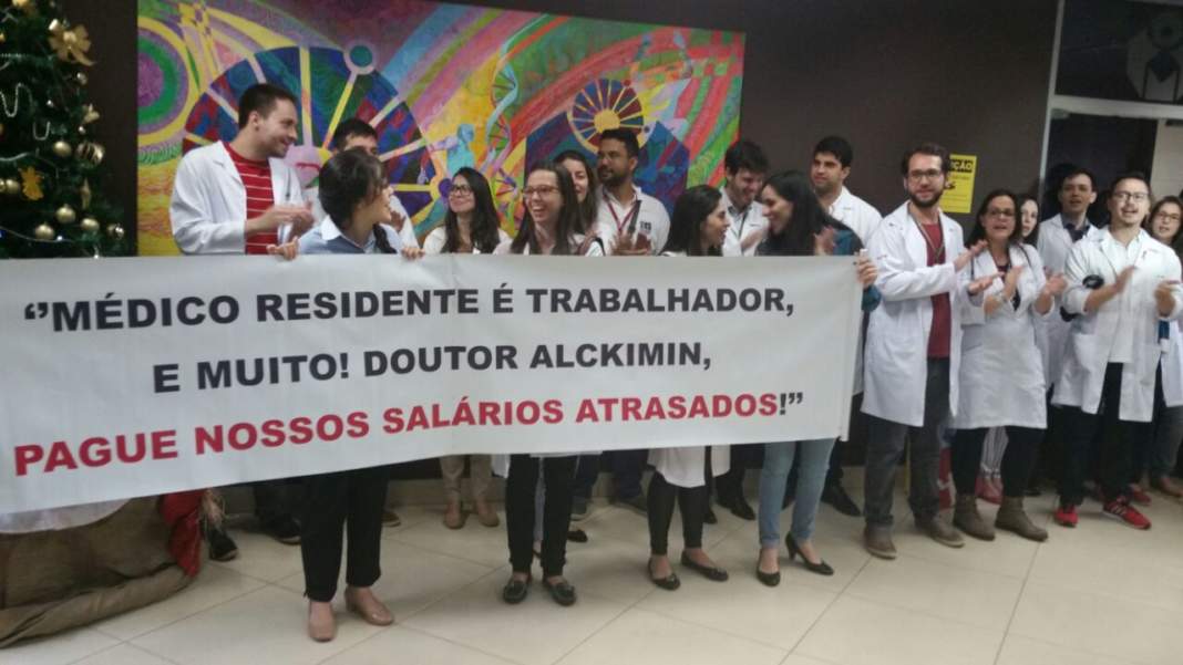 Médicos residentes voltam a protestar na Unicamp