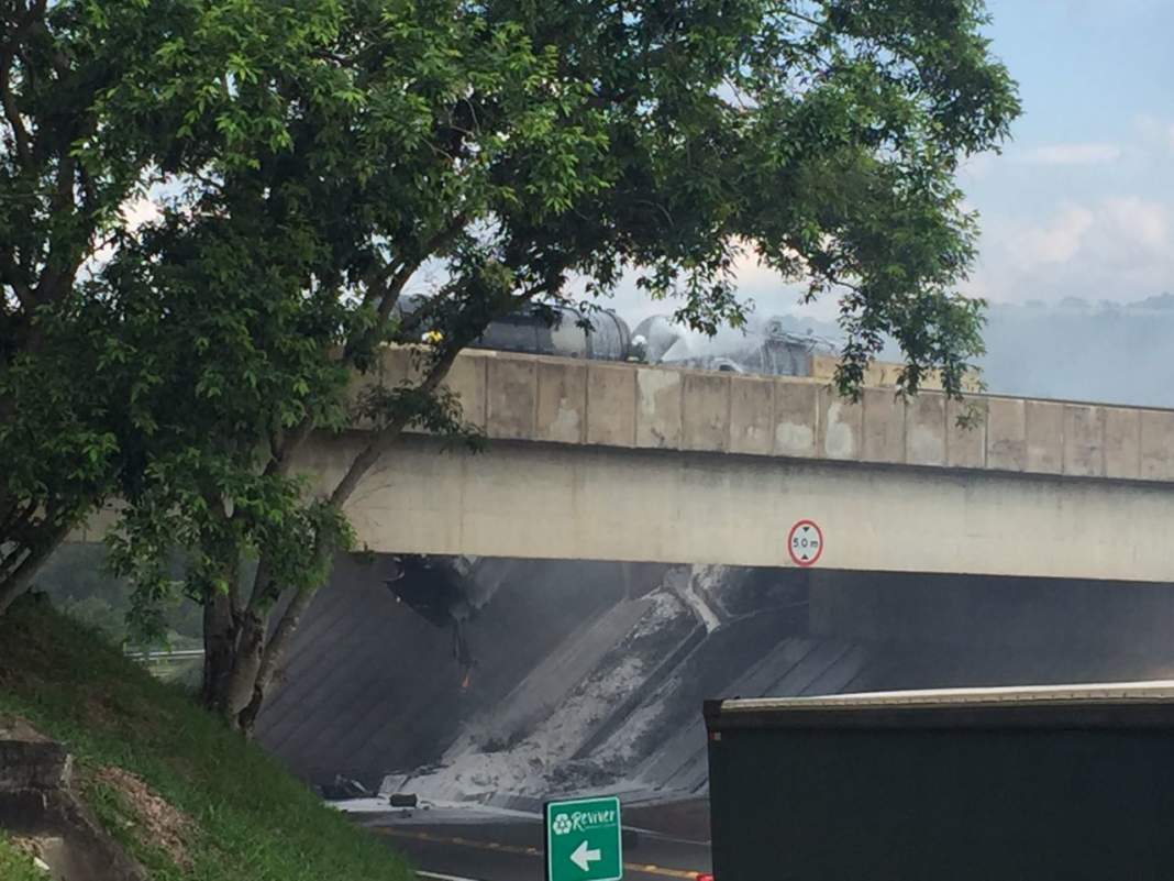 Caminhão-tanque pega fogo na Rod. Dom Pedro I em Itatiba