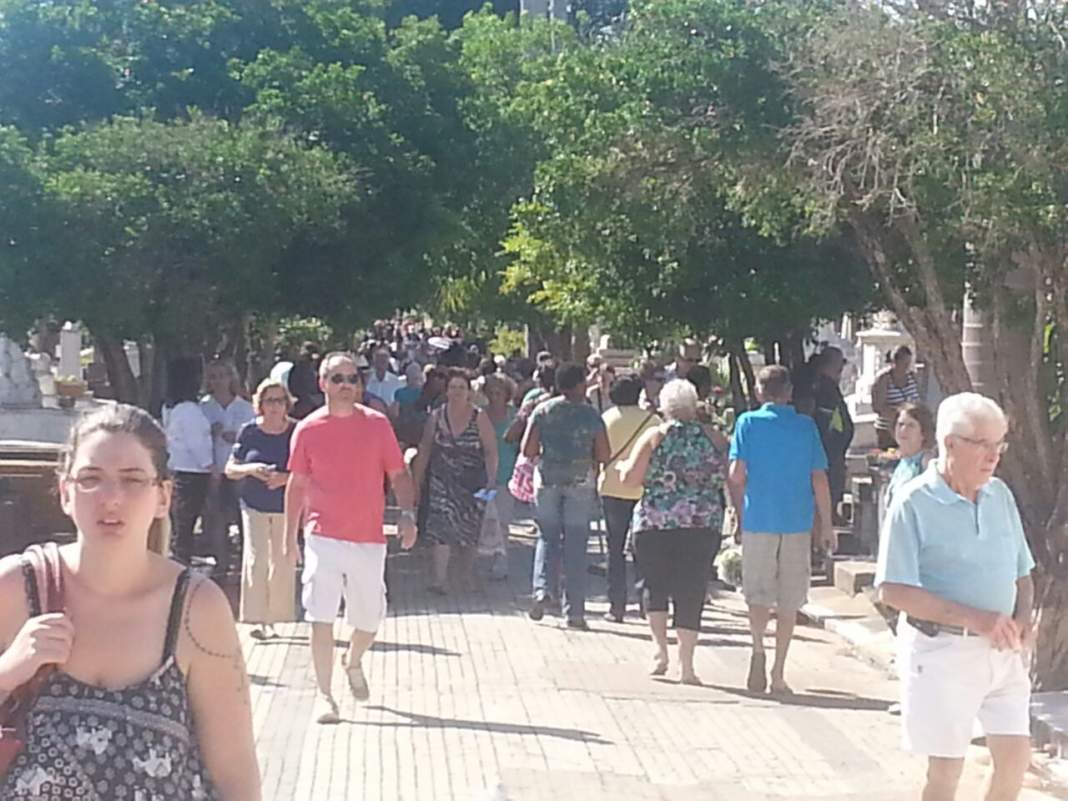 Cemitérios de Campinas registram movimentação intensa no dia de finados