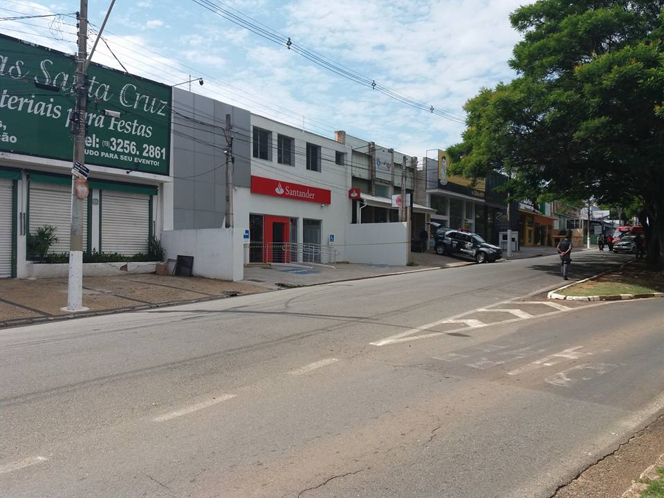 Explosivos são deixados por bandidos e banco é isolado em Campinas
