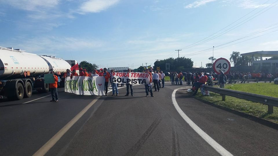 Protesto bloqueia pista da Rodovia Professor Zeferino Vaz