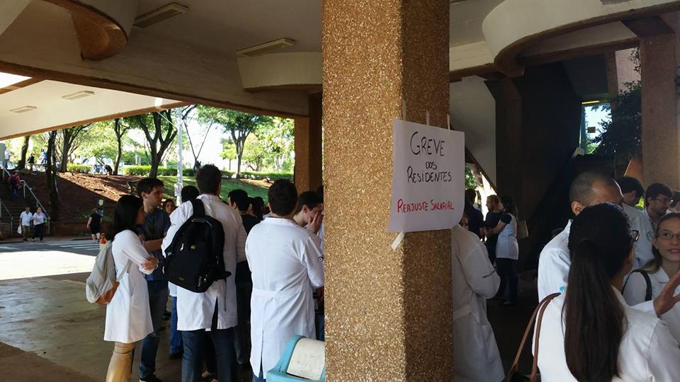 Médicos residentes fazem ato por reajuste no HC
