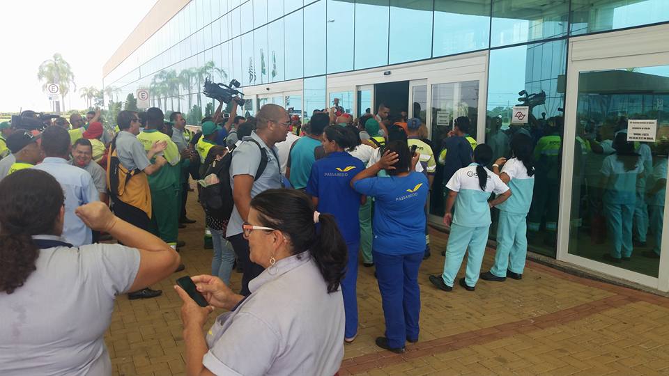 Paulínia amanhece sem coleta de lixo e transporte, e tem protestos