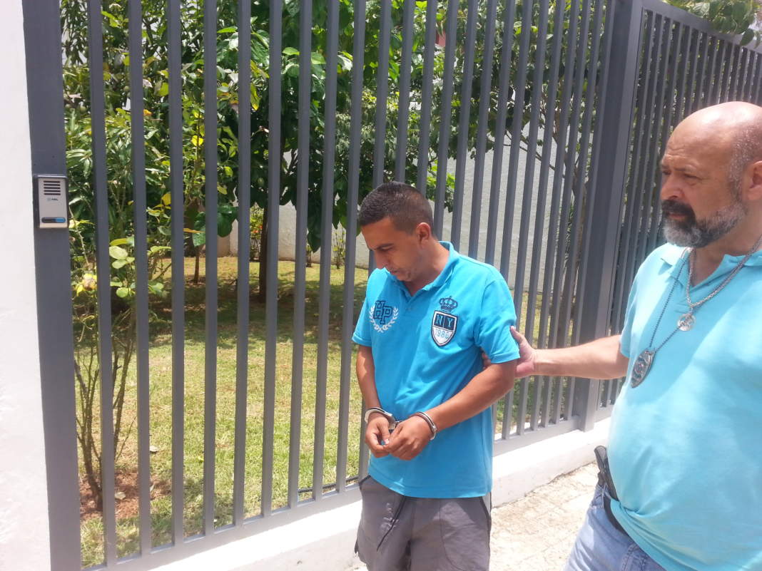 Polícia procura outros suspeitos em sequestro de família de gerente de banco