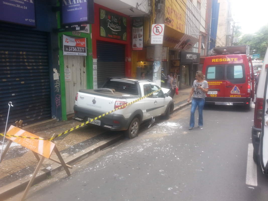 Motorista passa mal, bate em poste e danifica rede elétrica no Centro de Campinas