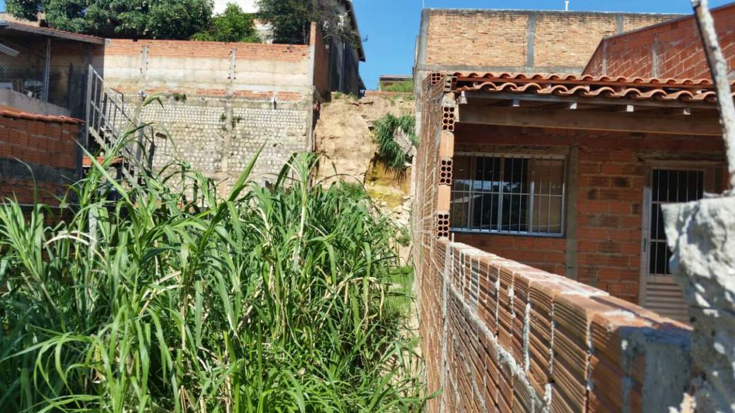 Viela e obra geram reclamação no Parque Santa Bárbara