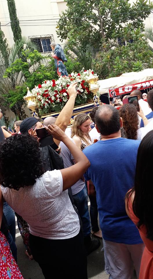 Fiéis lotam templo religioso em Campinas