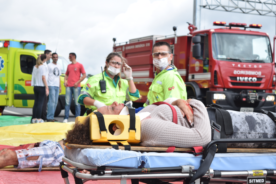 Concessionária faz simulado de acidente para treinar equipes de salvamento