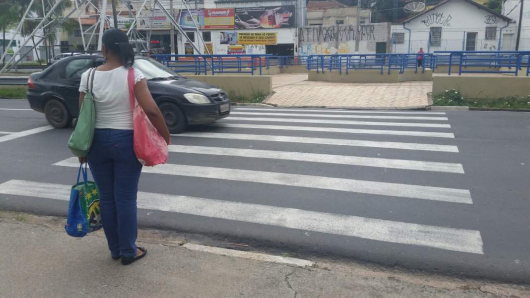 Pedestres reclamam de travessias na Orozimbo Maia