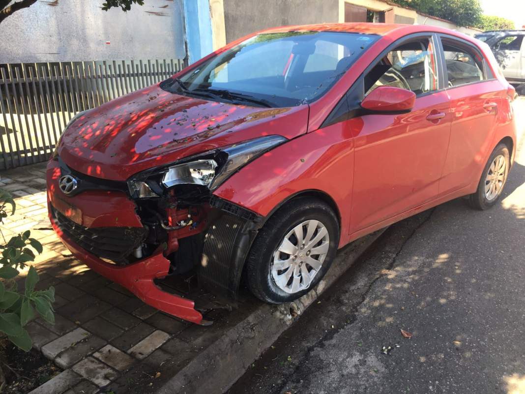 Polícia prende bandido depois de bater carro em árvore em Campinas