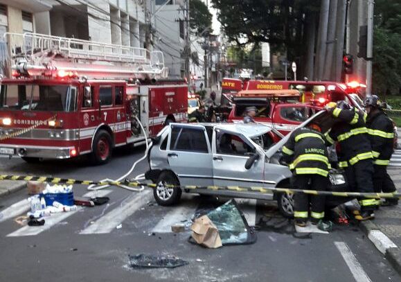 Carro na contramão capota após colidir com outro veículo na região central de Campinas