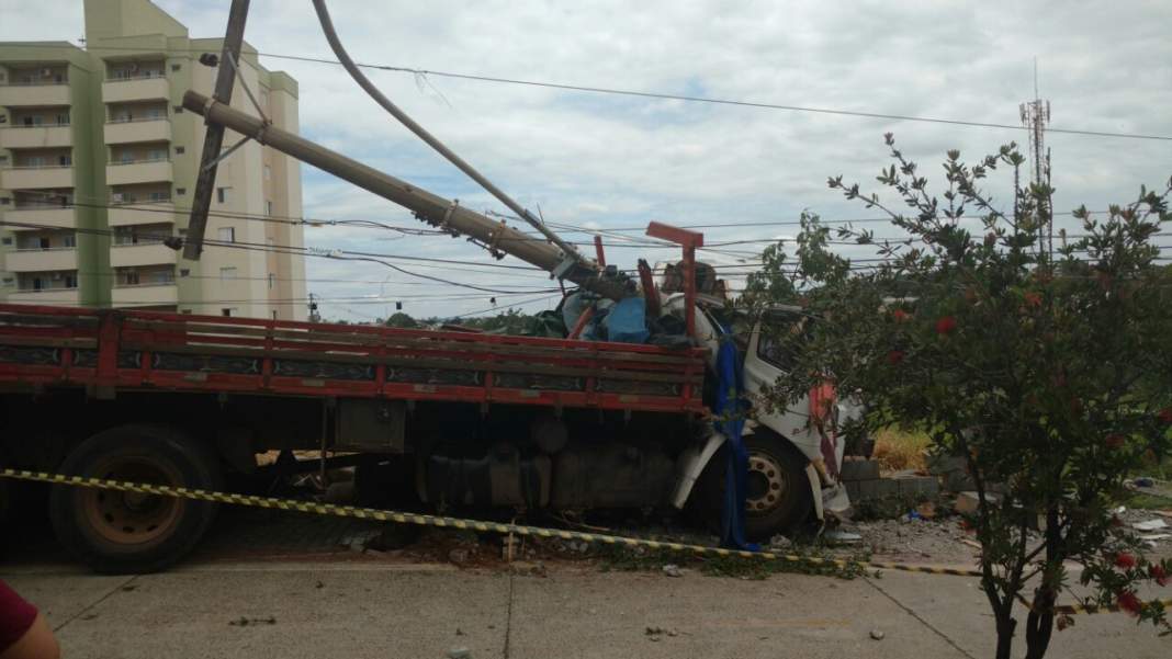 Motorista fica ferido depois de perder o controle de caminhão