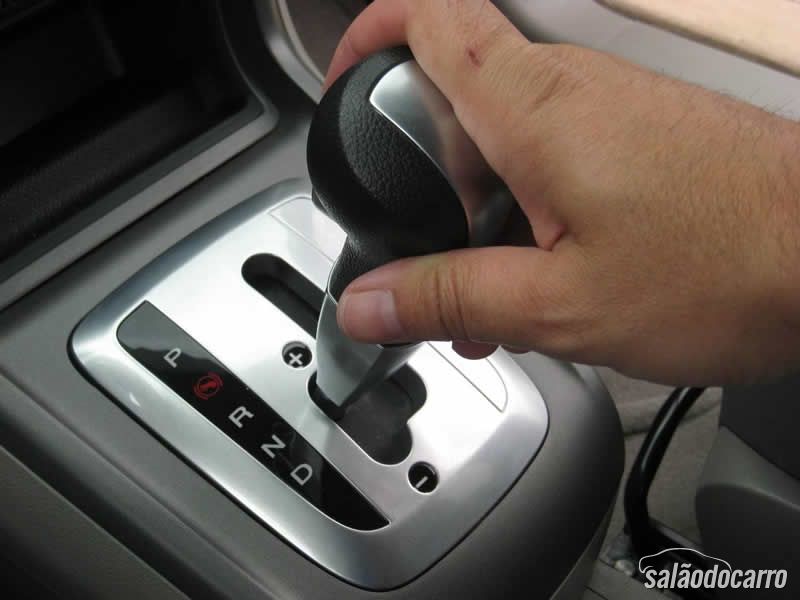 Como passar a marcha de Drive para Neutro com o carro em movimento?