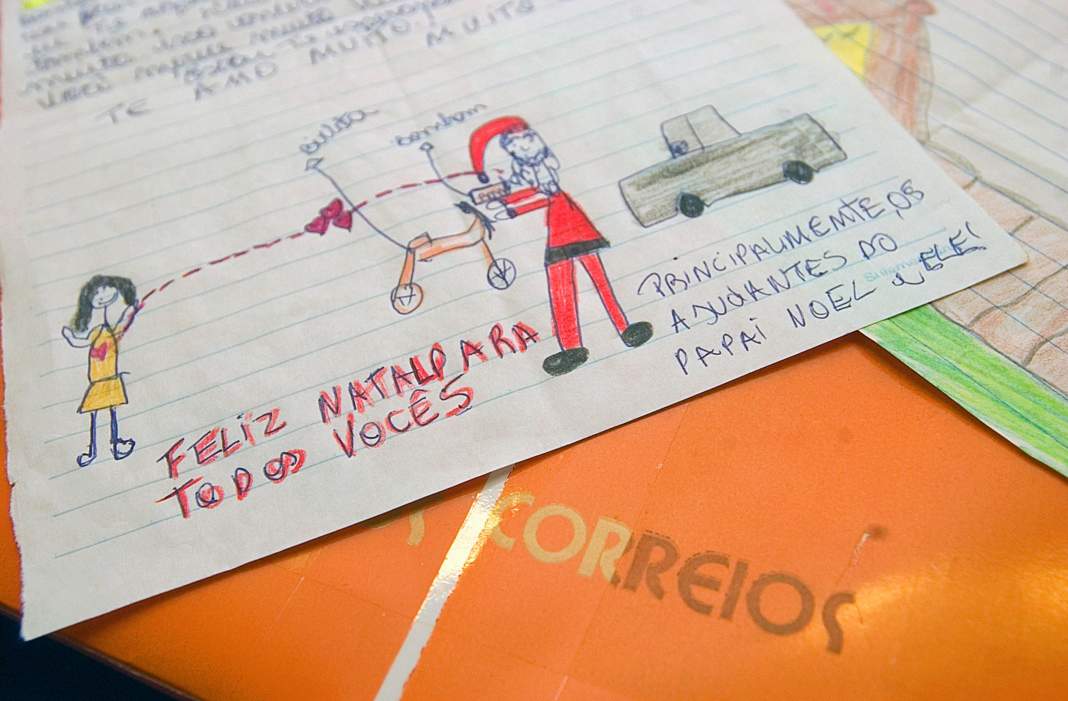 Cartinhas de crianças  para  o Papai Noel se acumulam nas agências dos Correios