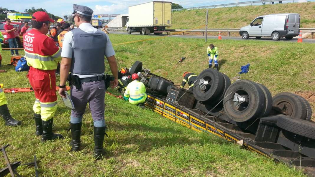 Caminhão tomba em alça de rodovia e dois ficam feridos