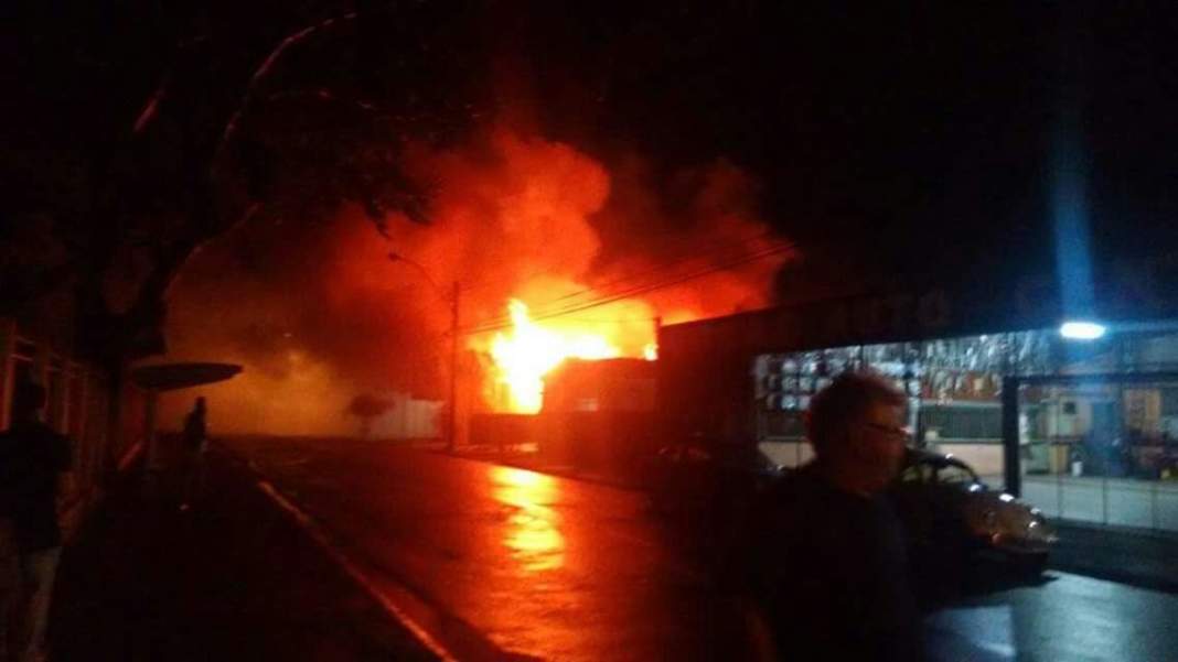 Incêndio destruiu  pizzaria e biblioteca pública de Cosmópolis