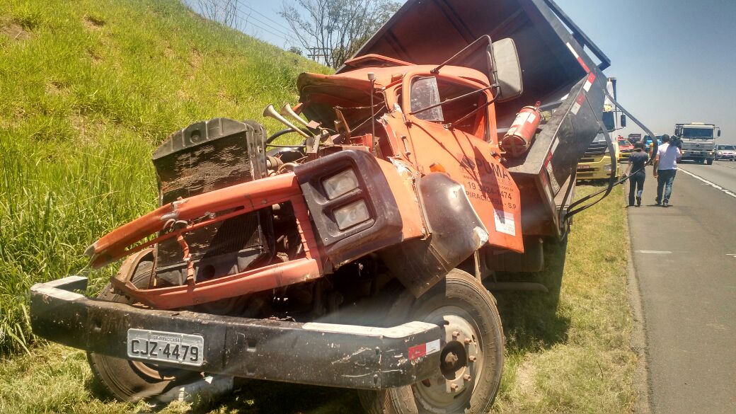 Acidente com 6 veículos mata um e trava Bandeirantes