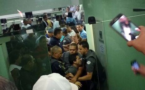 Protesto termina com agressão na Câmara de Vereadores de Monte Mor