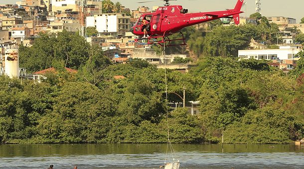 Quatro militares estavam a bordo de helicóptero da PM que caiu na Zona Norte do Rio