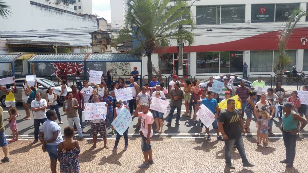 Moradores da Vila Vitória cobram asfalto em protesto
