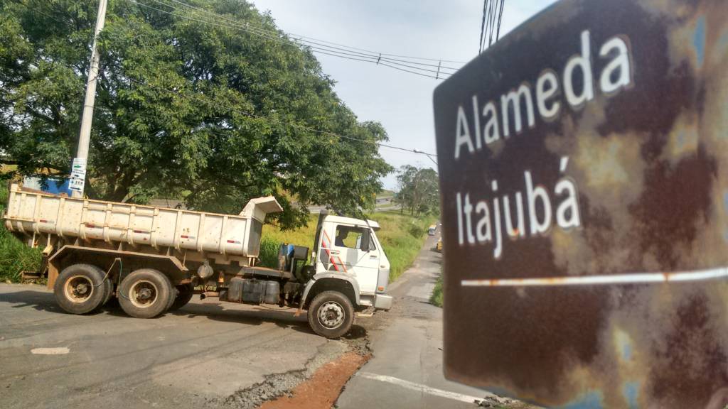 Buracos e crateras em via de Valinhos causam transtornos e prejuízos