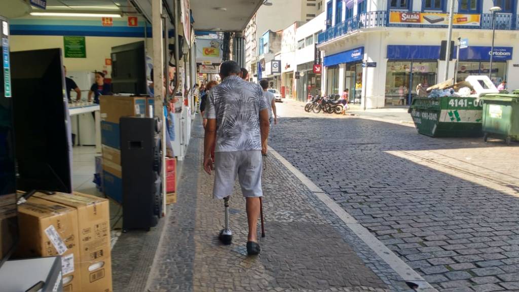 Com pé amputado, aposentado questiona burocracia para renovar gratuidade no transporte