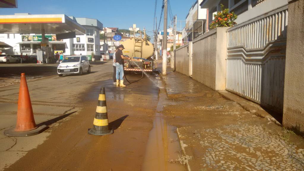 Capivari tem dia de limpeza após tempestades; área no Moreto permanece alagada