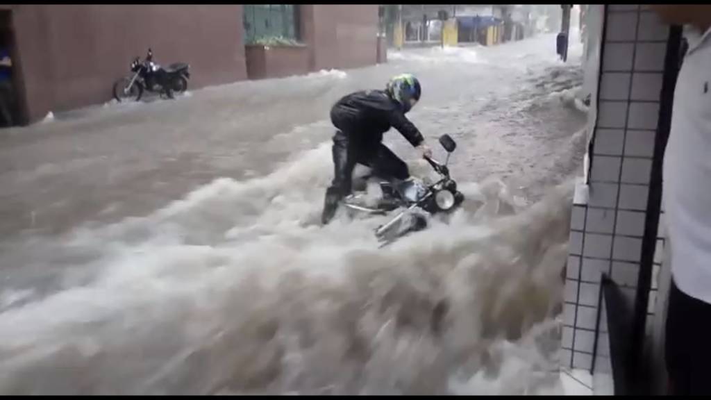 Chuva forte deixa um morto e causa estragos em Campinas