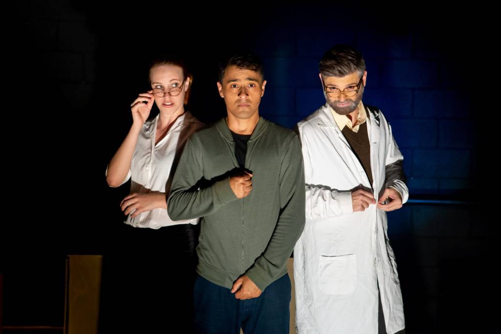 História real de menino criado por cães é levada ao palco do Teatro Castro Mendes