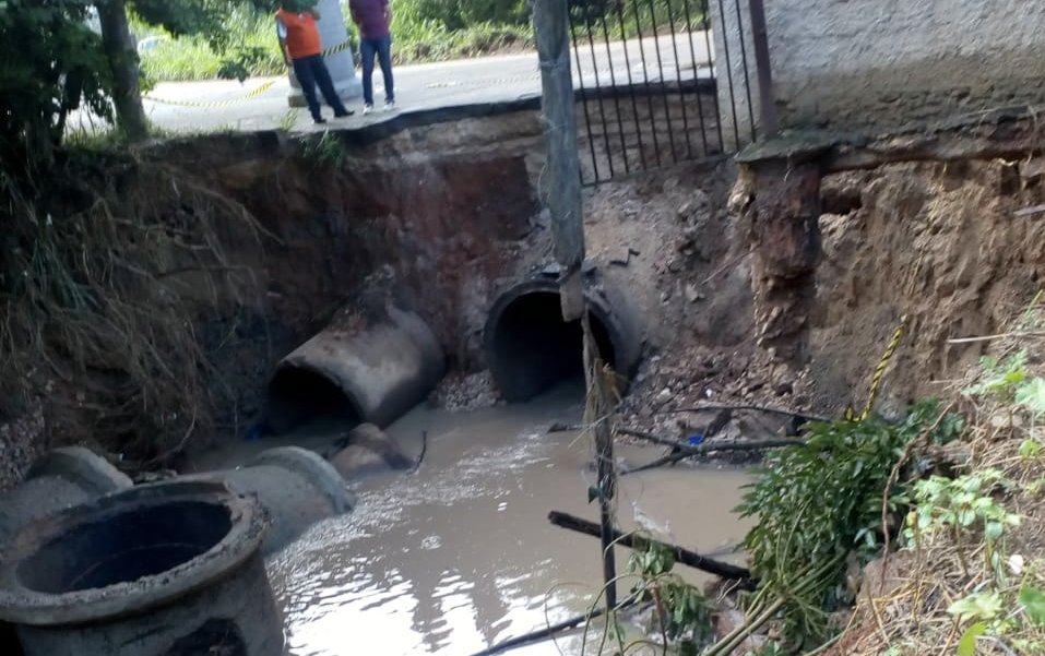 Tubulação rompe e via é interditada após chuva em Jaguariúna