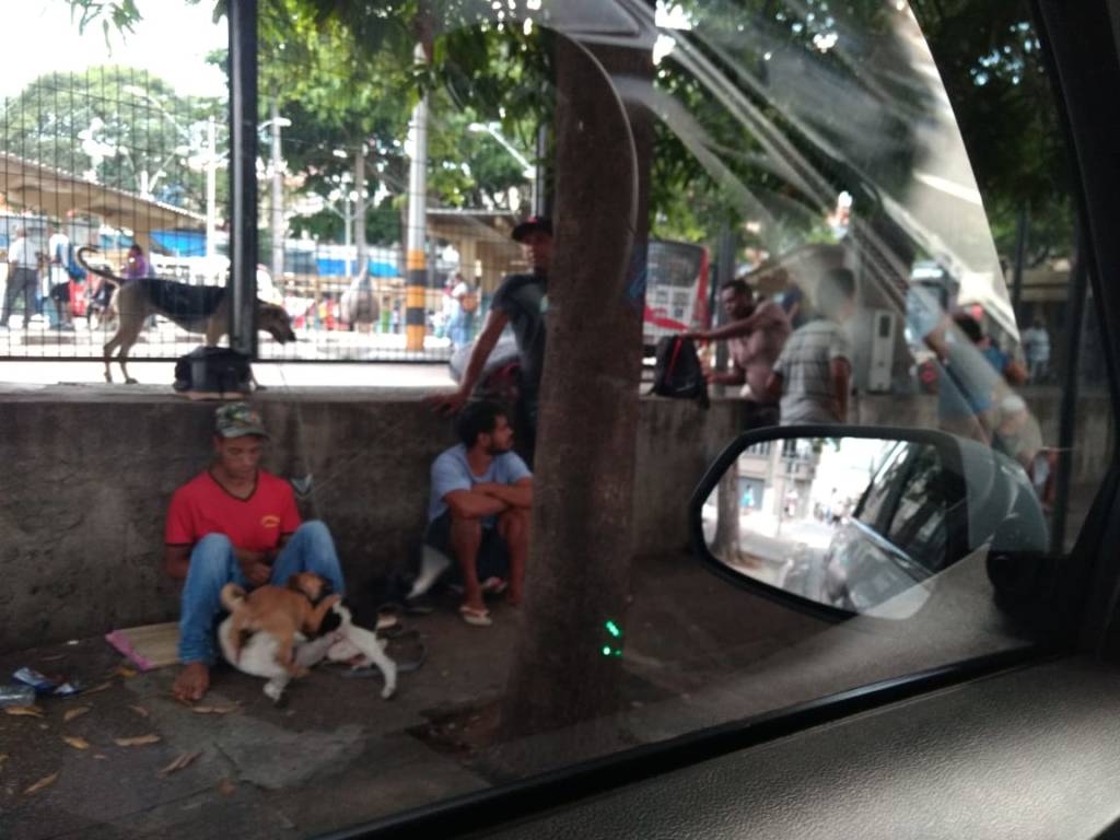 Comerciantes reclamam do descaso da prefeitura com moradores de rua no Mercadão