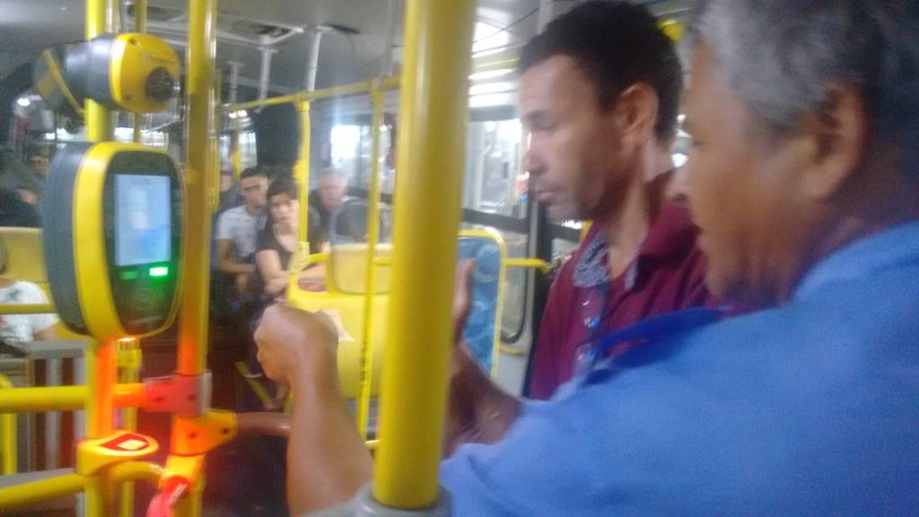 Usuários dos ônibus de Campinas encontram dificuldades no uso do QR-Code