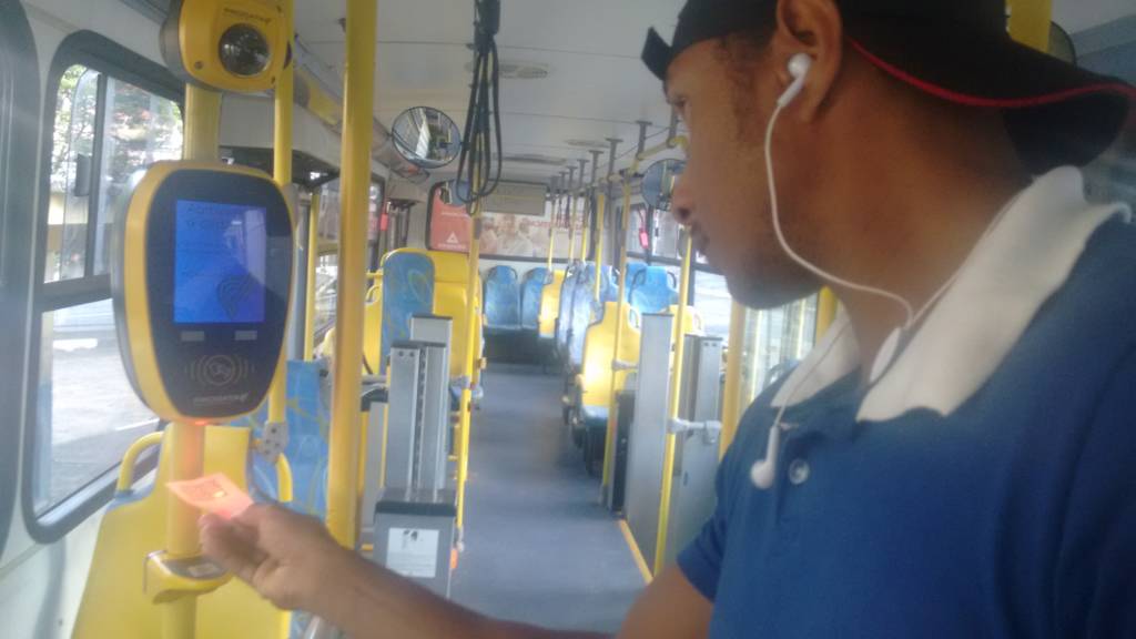 QR Code nos ônibus completa um mês com reclamações