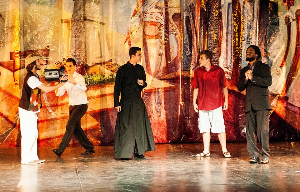 Cia Teatral Espelho D´Arte apresenta a peça Santa do Pau Oco, na Campanha de Popularização do Teatro de Campinas