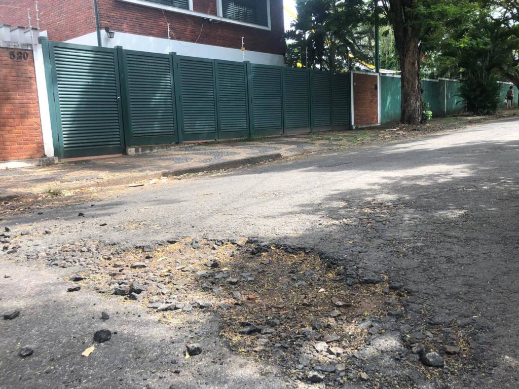 Falta de contrato da prefeitura faz motoristas enfrentarem buracos, em Campinas
