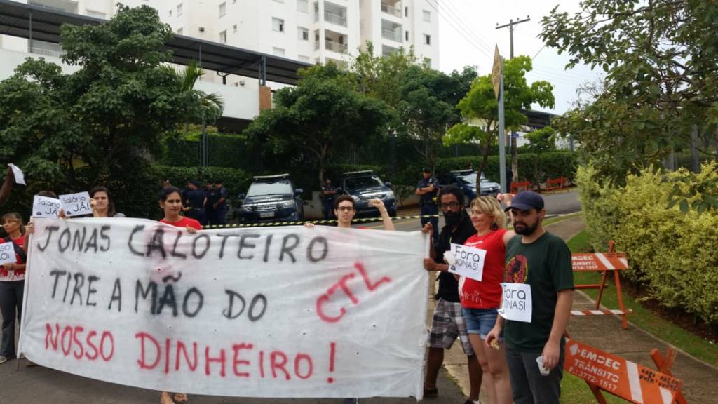 Servidores protestam contra atraso de salários em frente à casa de Jonas