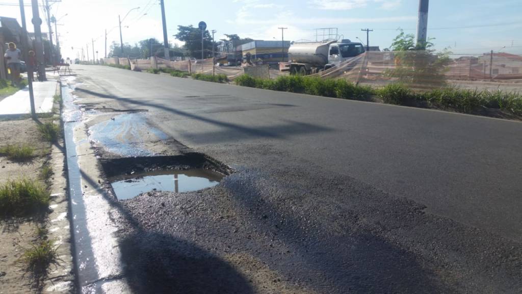 Buracos tomam conta da Avenida John Boyd Dunlop