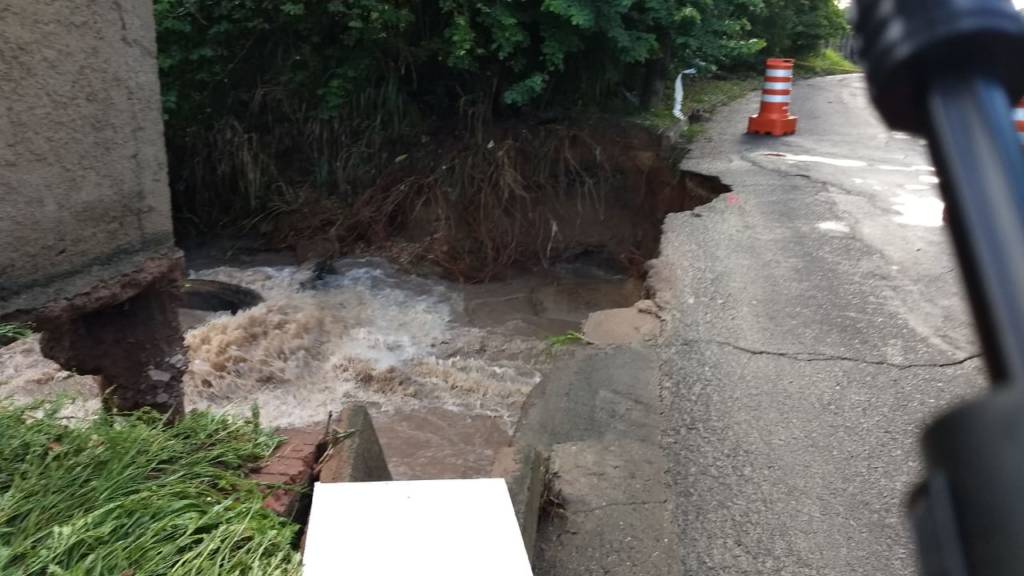 Temporal em Jaguariúna deixa motoristas ilhados e causa estragos na cidade