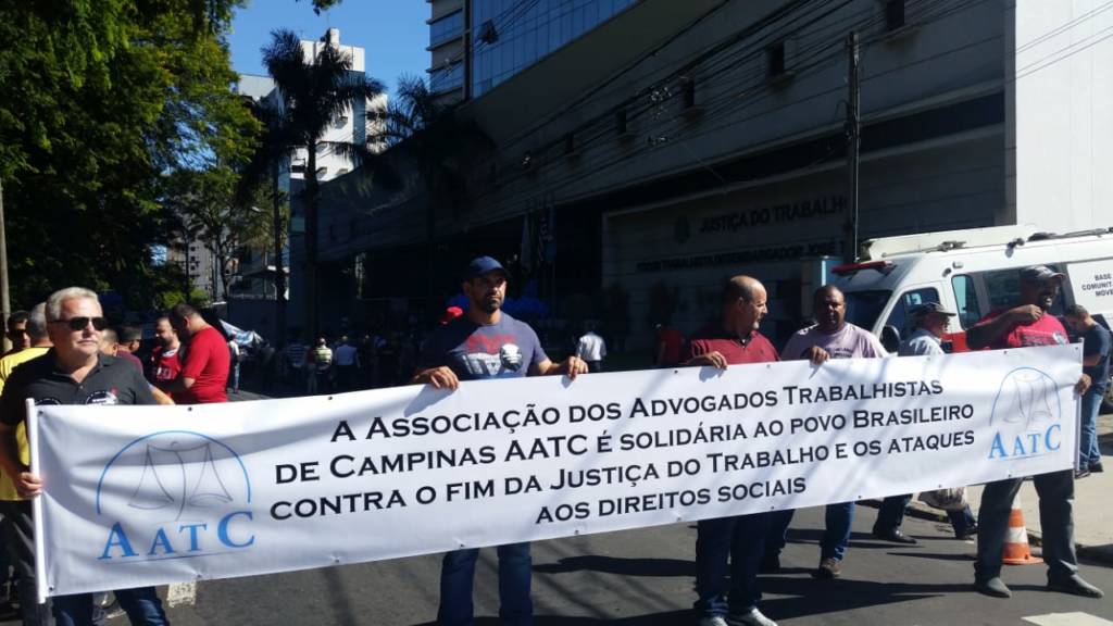 Protesto em Defesa da Justiça do Trabalho bloqueia Avenida Norte Sul, em Campinas