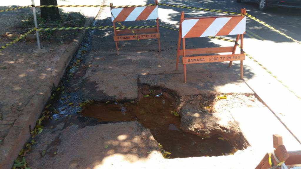 Troca de tubulação da Sanasa no Chapadão deixa buraco e vazamento de água em rua