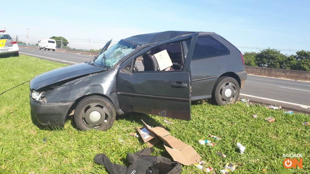 Veículo com carga de cigarros capota e motorista foge a pé na Dom Pedro
