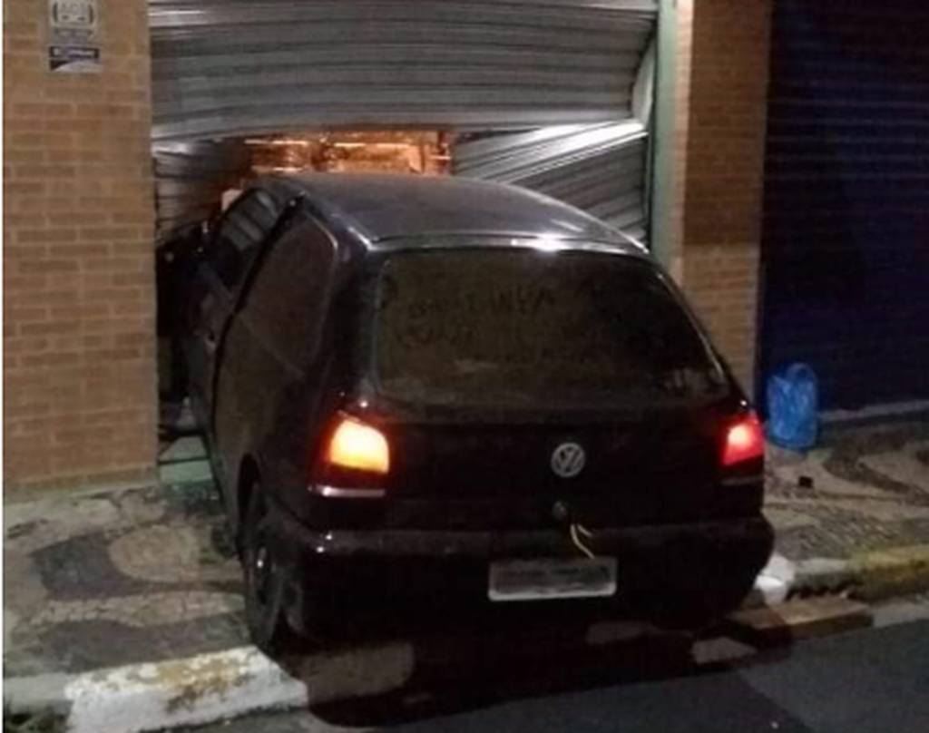 Ladrões arrombam porta de joalheria com carro mas não conseguem entrar