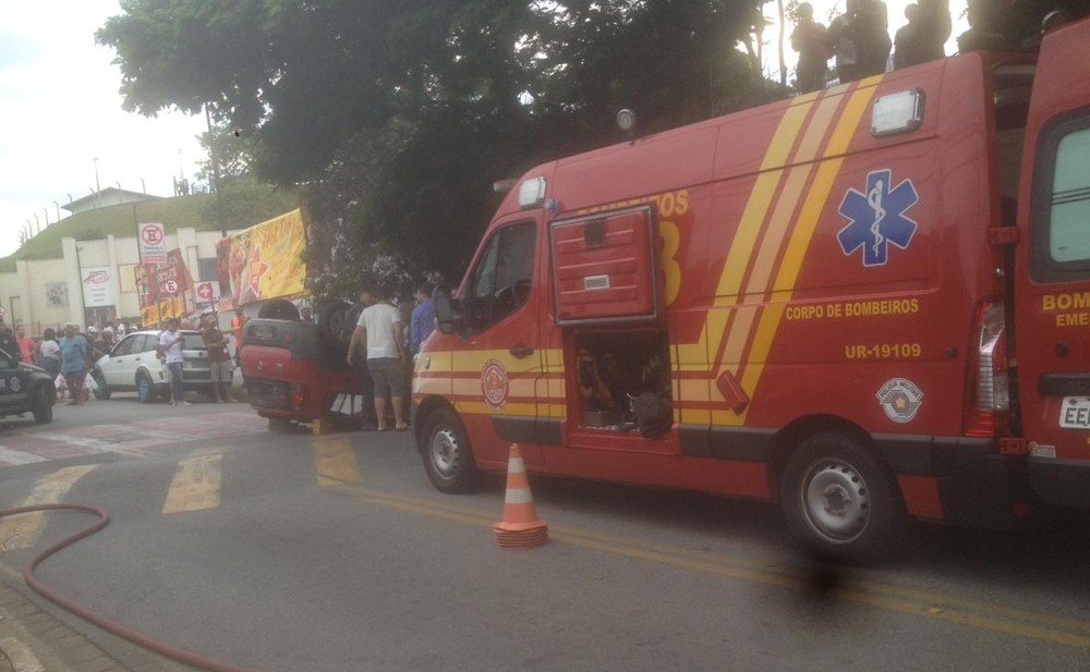 Veículo tomba ao tentar estacionar em supermercado de Vinhedo